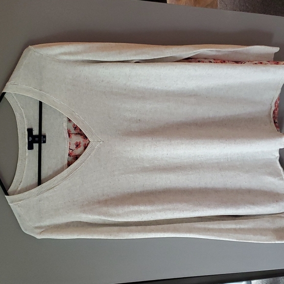 GAP Tops - Gap V Neck Long Sleeve Light Sweater Top